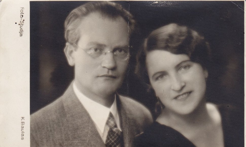 Vincas Mykolaitis-Putinas su žmona Emilija Kvedaraite1935 m. vestuvių dieną. Priekinėje pusėje fotografo ženklas „Fot-Studija K. Baulas