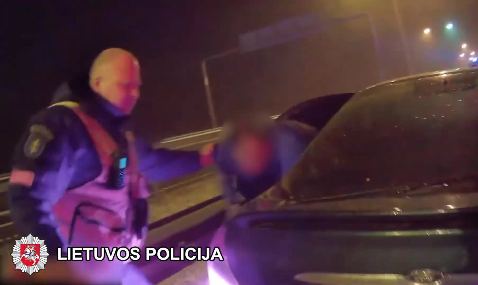 Radviliškio rajone nufilmuotos automobilio, kuriame du keleiviai ir nė vieno vairuotojo, gaudynės