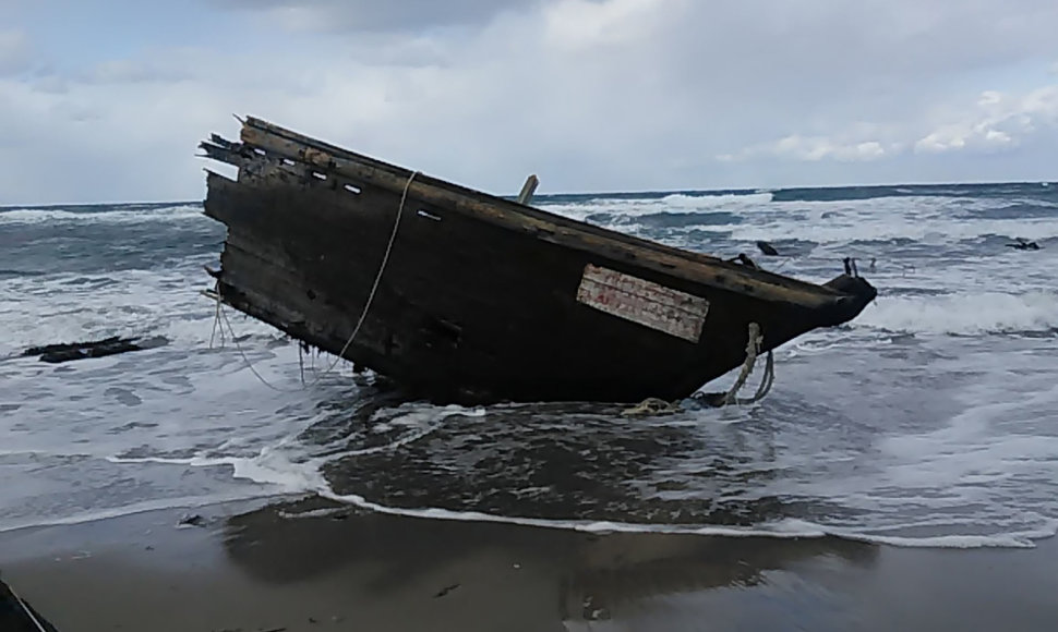 Japonijos krantus pasiekė „laivas vaiduoklis“