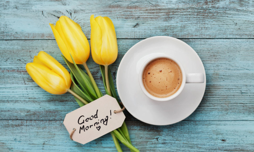 Pusryčių kava ir gėlės