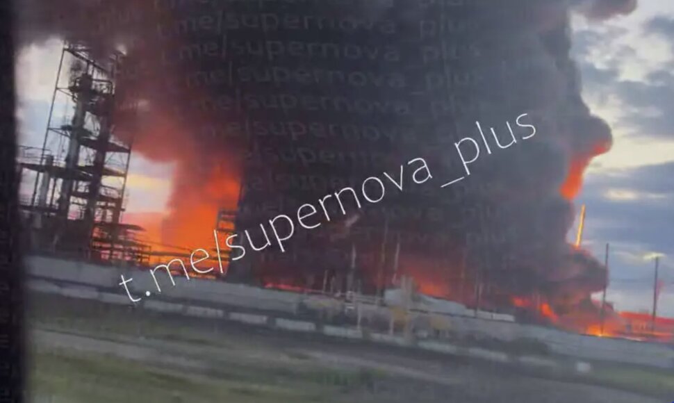 Gaisras NS-Oil naftos perdirbimo gamykloje Novospaskojo miestelyje