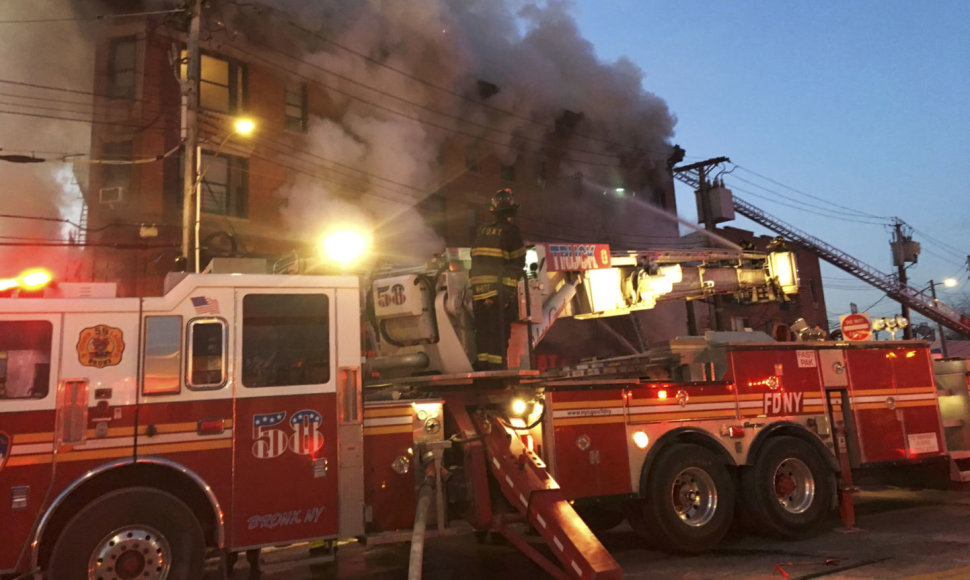 Niujorko ugniagesiai gesina gaisrą.