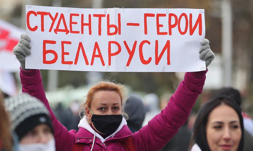 Protestuotoja laiko plakatą su užrašu „Studentai – Baltarusijos herojai“