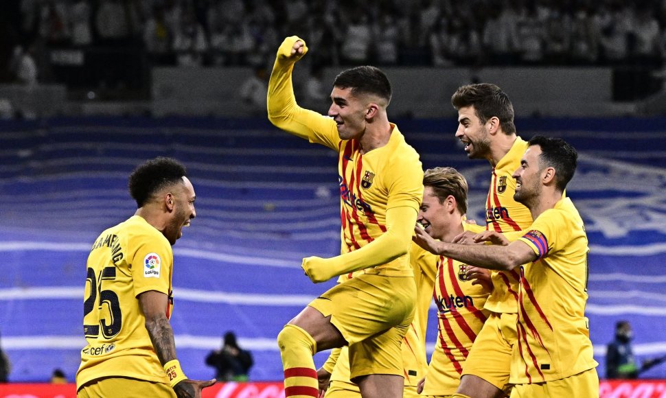 „Barcelona“ sutriuškino Madrido „Real“ klubą 4:0. Pierre-Emerickas Aubameyangas (kairėje) pelnė du įvarčius