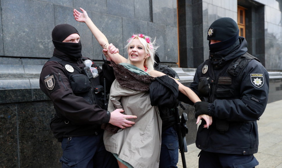 Kijeve pusnuogė „Femen“ aktyvistė ragino ratifikuoti Stambulo konvenciją