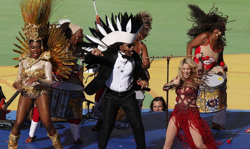 Carlinhos Brownas (centre) ir Shakira (dešinėje)