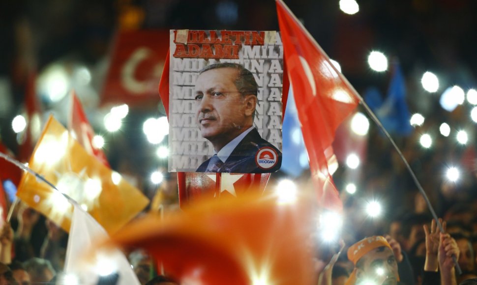 Recepo Tayyipo Erdogano AKP laimėjo lemiamus Turkijos parlamento rinkimus