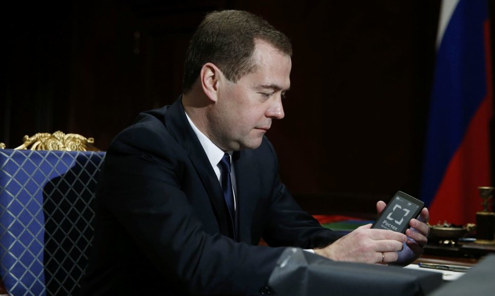 Dmitrijus Medvedevas laiko „YotaPhone“ išmanųjį telefoną.