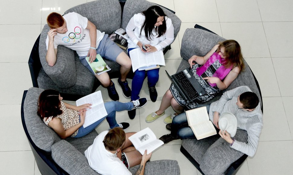 Šiaulių universiteto studentai bibliotekoje