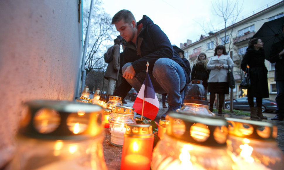 Kauniečiai pagerbia Paryžiuje žuvusias teroro aukas