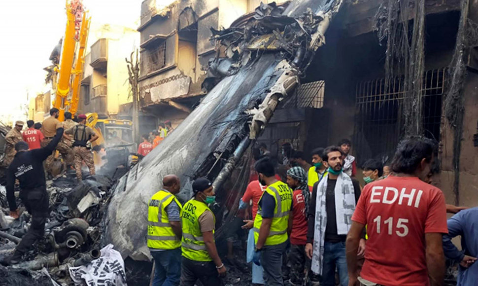 Pakistane po lėktuvo katastrofos rasta mažiausiai 40 kūnų