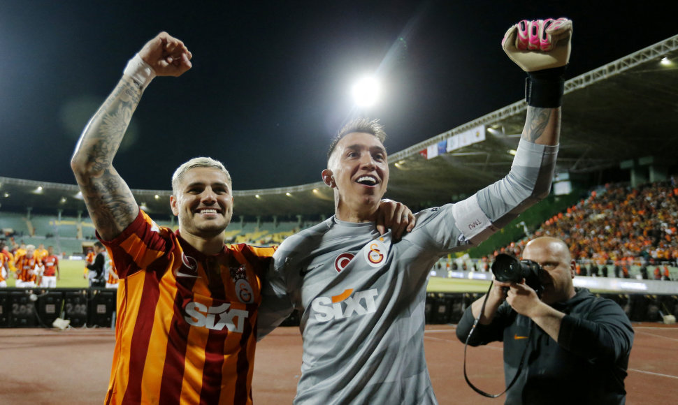 „Galatasaray“ žvaigždės Mauro Icardi ir Fernando Muslera švenčia titulą