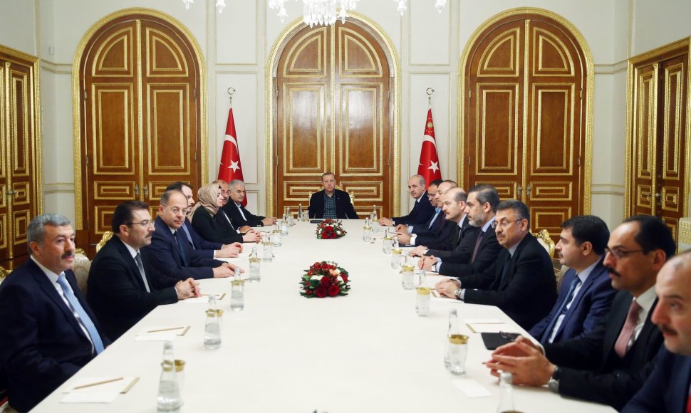 Turkijos prezidentas su ministrais
