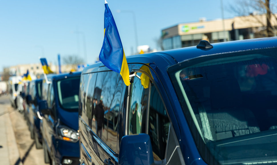 Pajudėjo 10 keleivinių mikroautobusų su Lietuvos verslo ir gyventojų parama Ukrainos žmonėms