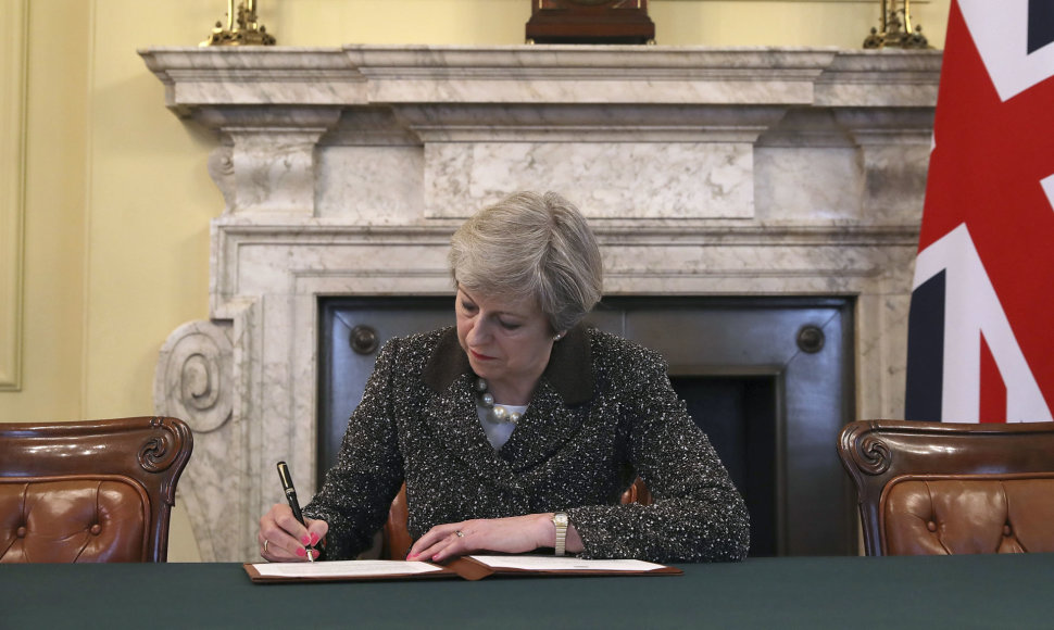 Theresa May pasirašo laišką ES prezidentui Donaldui Tuskui