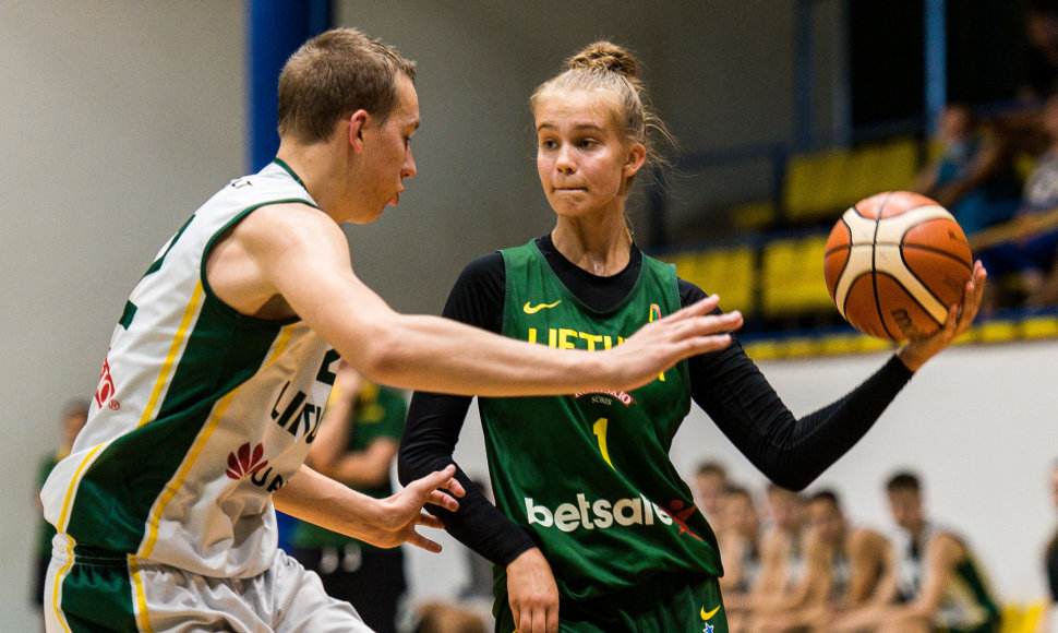 Lietuvos  moterų rinktinė ir Lietuvos jaunimo vaikinų (U16) rungtynių akimirka. Justė Jocytė