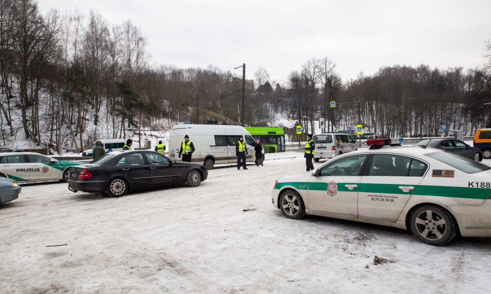 Policijos pareigūnai tikrino, ar kauniečiai pasiruošę žiemai