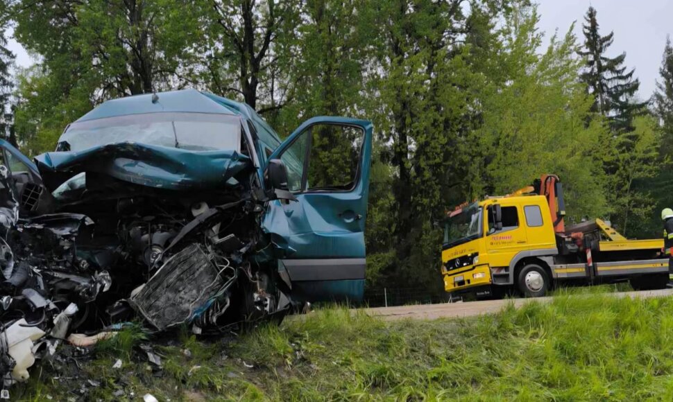 Skapi&scaron;kyje susidūrus automobiliui ir mikroautobusui žuvo žmogus