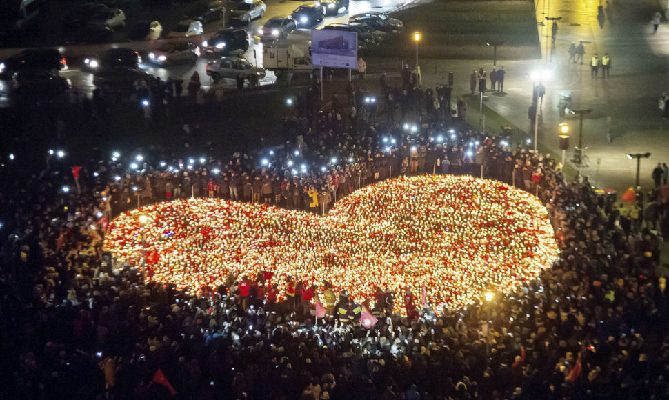 Širdis iš žvakių nužudytam Gdansko merui Pawelui Adamowicziui