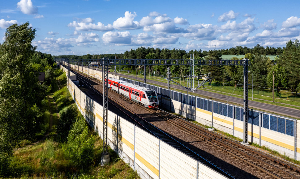 Saulės elektrinė garso slopinimo sienelėje