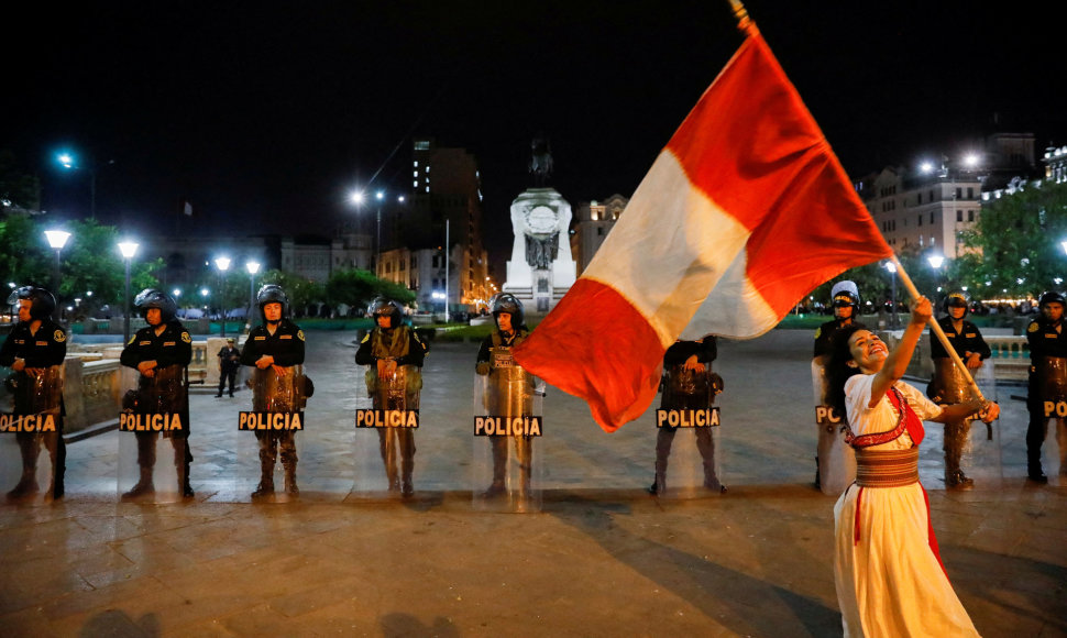 Net paskelbus nepaprastąją padėtį, Peru tebevyksta protestai