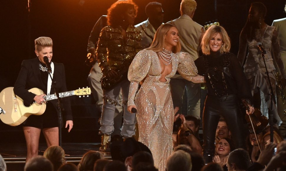 Beyonce ir „Dixie Chicks“ Kantri muzikos apdovanojimuose