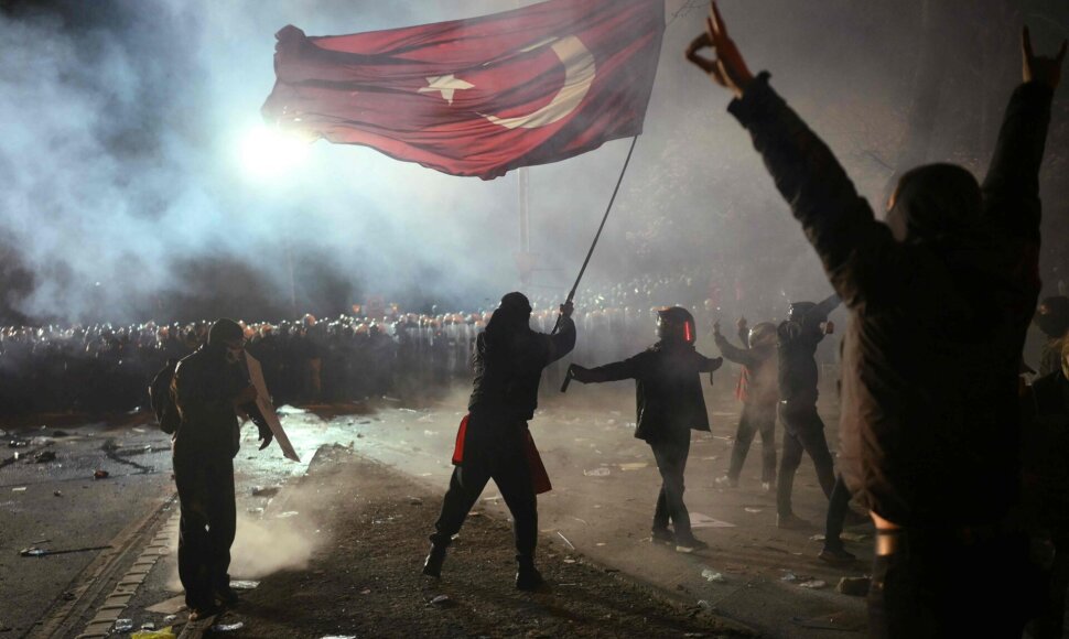 Demonstrantas su Turkijos vėliava proteste Stambule / ANGELOS TZORTZINIS / AFP