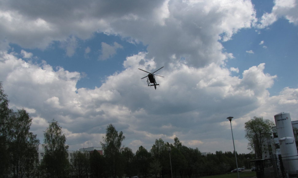Naujoje Santariškių aikštelėje leidosi sraigtasparnis, atgabenęs donorinį organą ir chirurgų brigadą