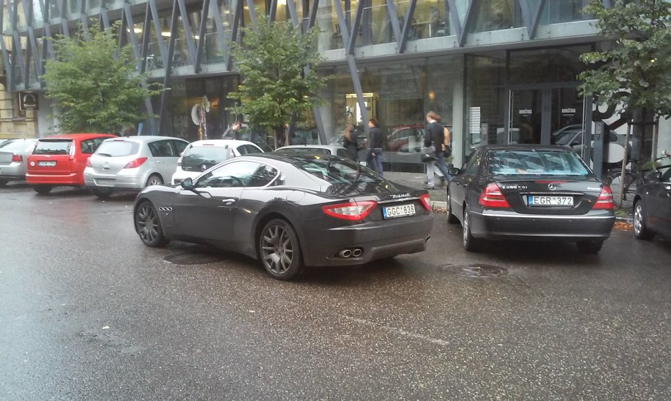 „Maserati“ Kaune blokuoja eismo juostą. 