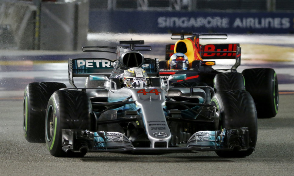 Lewiso Hamiltono pergalė Singapūro GP