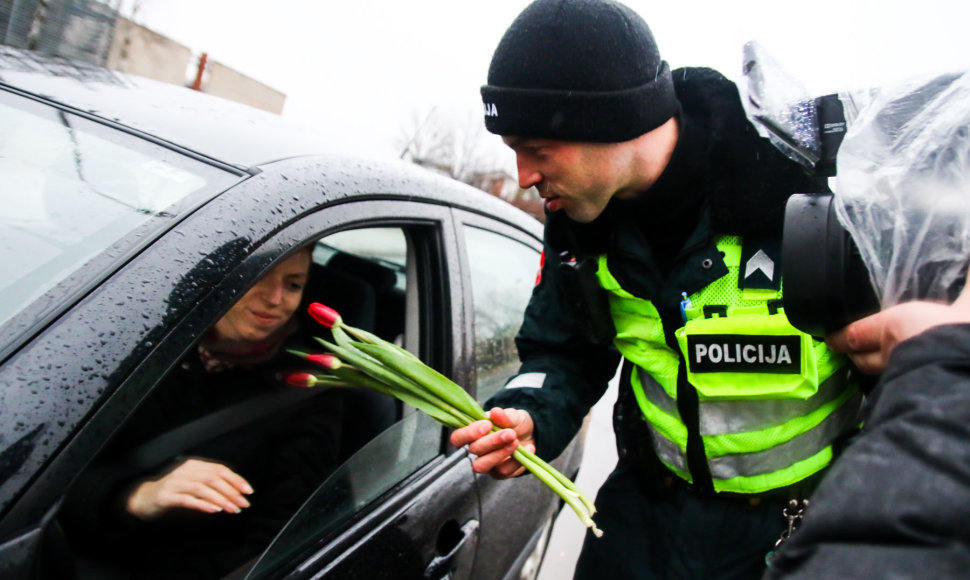 Kauno policija vairuotojoms dovanojo tulpes