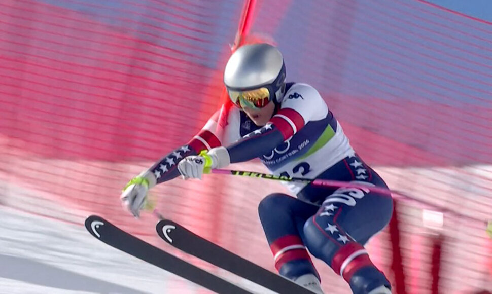 Akimirka, kai Lindsey Vonn ranka užkliuvo už vartų