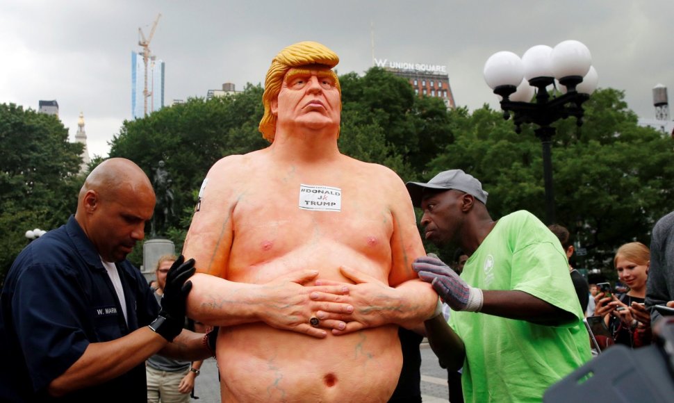 Nuogo Donaldo Trumpo skulptūra Niujorke