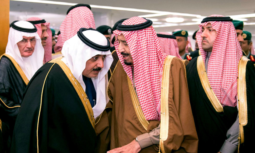 Saudo Arabijos karalius Salmanas (centre) kalbasi su princu Muqinu (kairėje)