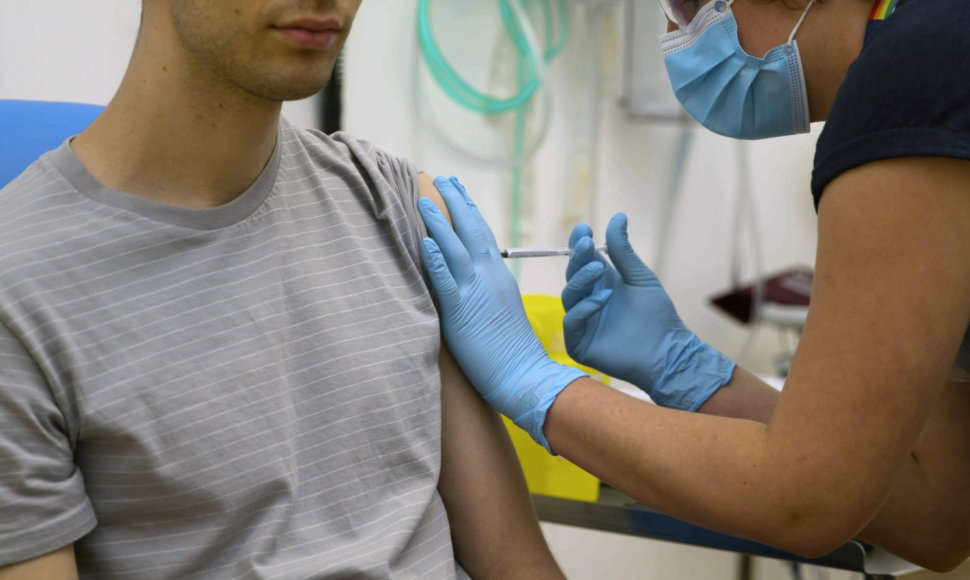 Oksfordo universiteto sukurta vakcina švirkščiama I klinikinių tyrimų fazės dalyviui