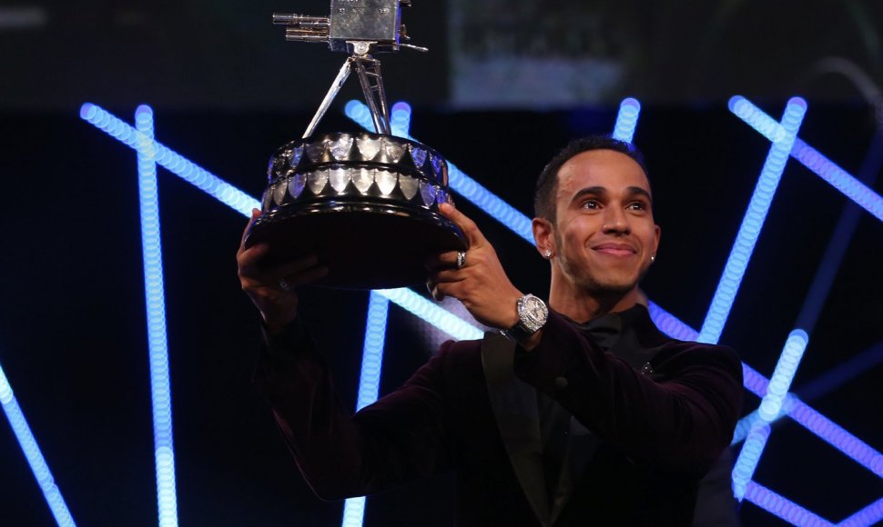 Lewisas Hamiltonas atsiima BBC „Sporto asmenybės“ apdovanojimą