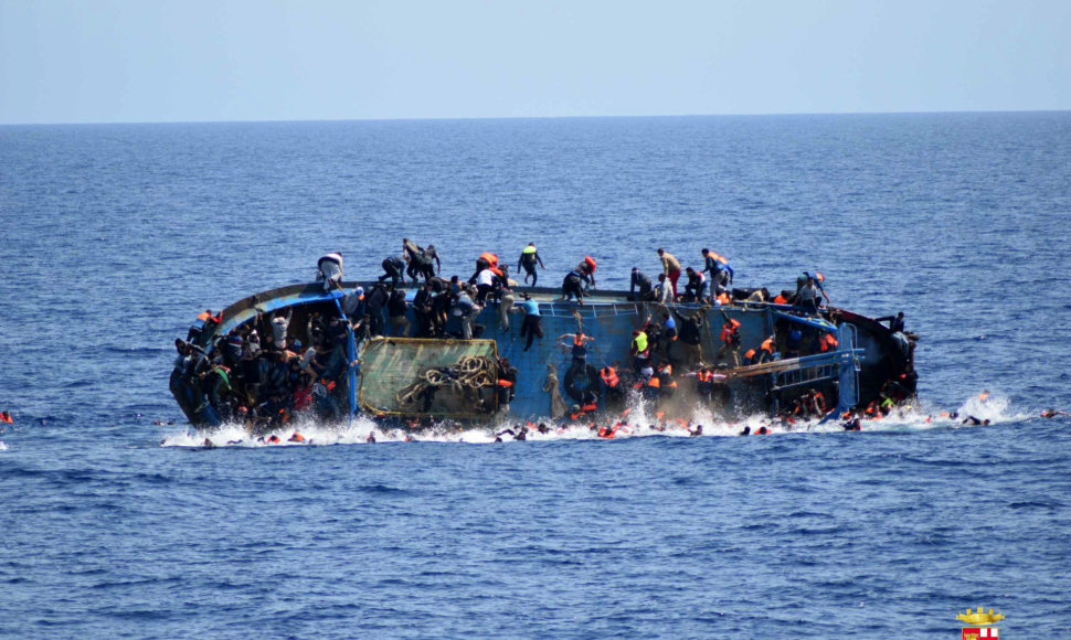 Viduržemio jūroje apsivertė laivas su migrantais