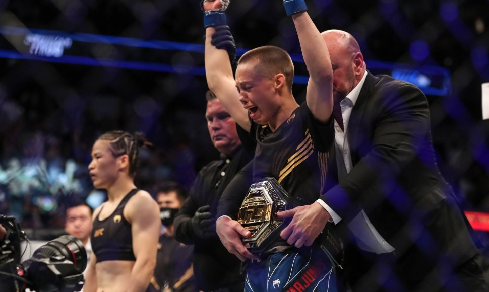 Rose Namajunas įveikė Zhang Weili ir iškovojo pasaulio čempionės diržą.