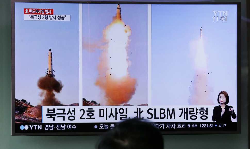 Šiaurės Korėja sekmadienį „sėkmingai“ išbandė balistinę raketą