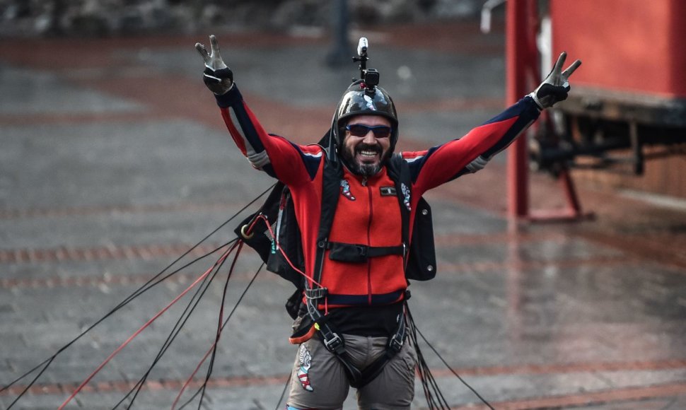 Turkų drąsuolis su parašiutu nušoko nuo Stambulo Galatos bokšto