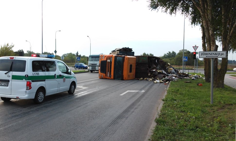 Pakeliui į Klaipėdos uostą apvirto metalo laužą vežęs sunkvežimis