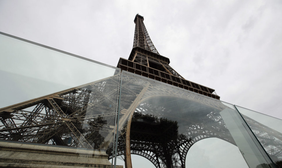 Eifelio bokštas bus apjuostas stiklinėmis tvoromis