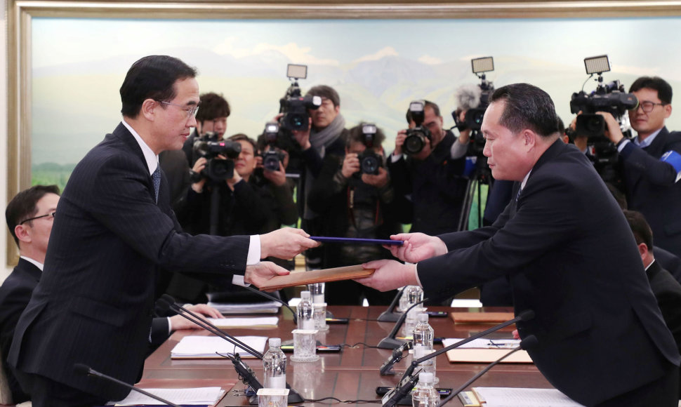 Šiaurės ir Pietų Korėjos kariškiai tarsis dėl galimybių sumažinti įtampą