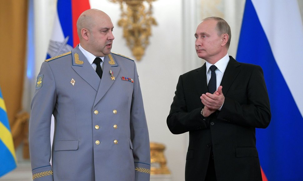 Rusijos pajėgų Ukrainoje vadas generolas Sergejus Surovikinas ir Vladimiras Putinas