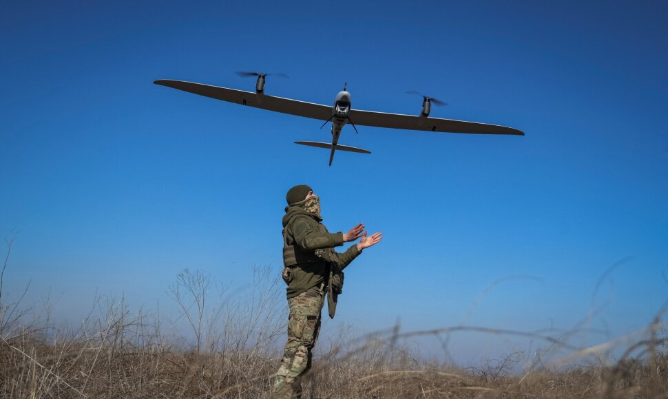 Ukrainos karys paleidžia droną  / Oleksandr Ratushniak / REUTERS