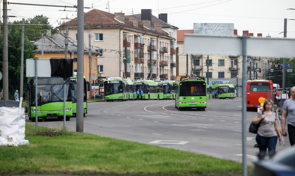 Nutrūkę troleibusų linijos laidai paralyžiavo eismą