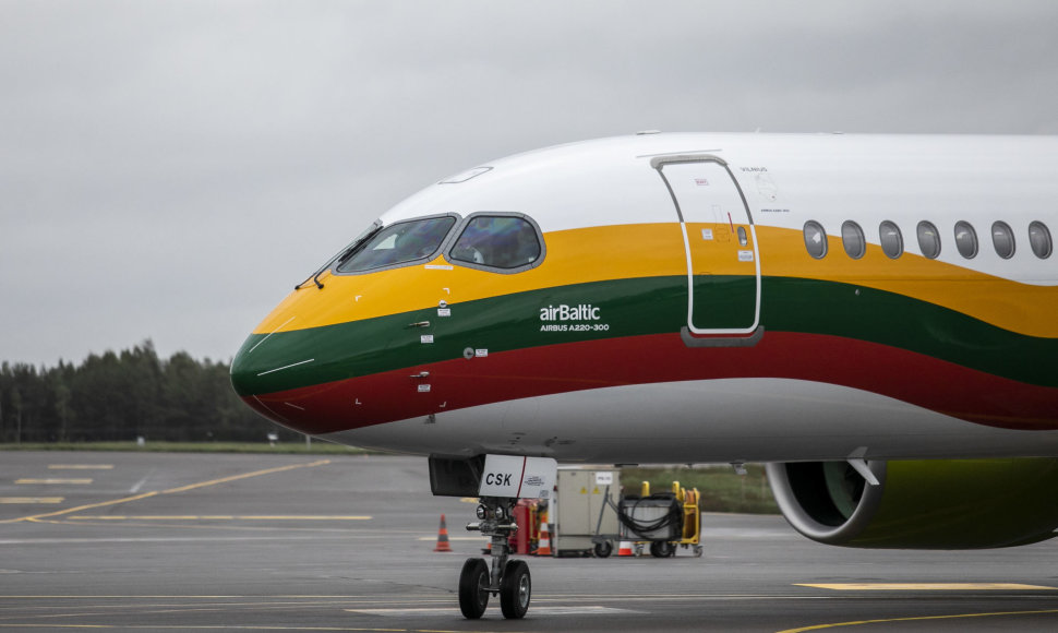 Lietuvos vėliavos spalvomis nudažyto lėktuvo „Airbus A220-300“ pasitikimas Vilniaus oro uoste