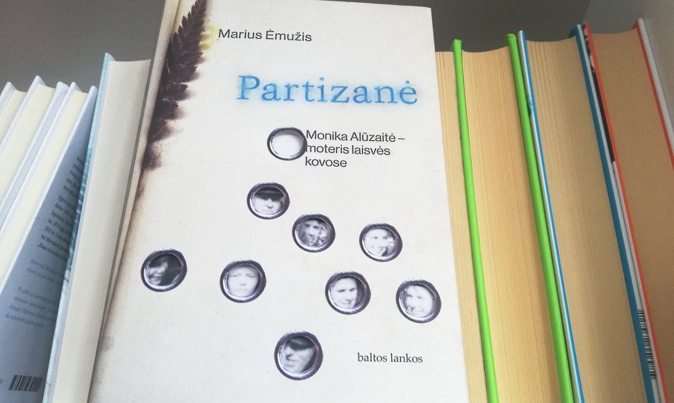 Mariaus Ėmužio knyga „Partizanė. Monika Alūzaitė – moteris laisvės kovose“