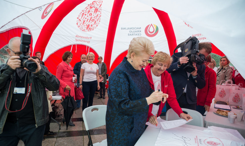 Prezidentė Dalia Grybauskaitė aukojo kraujo Katedros aikštėje