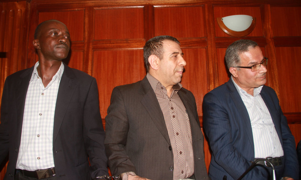 Sayedas Nasrollah Ebrahimi, Abdolhoseinas Gholi Safaee ir jų vairuotojas iš Kenijos (kairėje)
